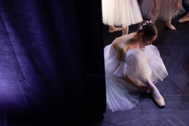 摄影 标题为“A ballerina adjusts…” 由Dmitrii Kiselev, 原创艺术品, 数码摄影