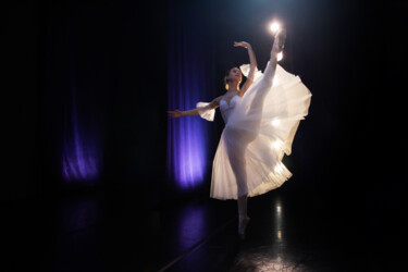 摄影 标题为“A ballerina rehears…” 由Dmitrii Kiselev, 原创艺术品, 数码摄影