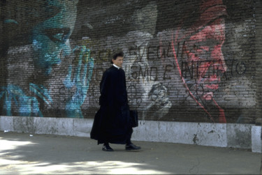 Photographie intitulée "Rome Priest" par Dodi Ballada, Œuvre d'art originale