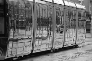 Photographie intitulée "7410 tram à Caen" par Dominique Goujard, Œuvre d'art originale, Photographie numérique