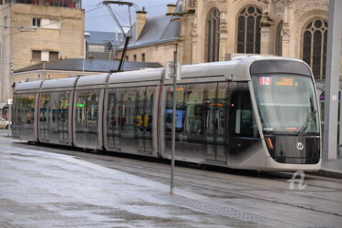 Photographie intitulée "7389 Tram à Caen" par Dominique Goujard, Œuvre d'art originale, Photographie numérique
