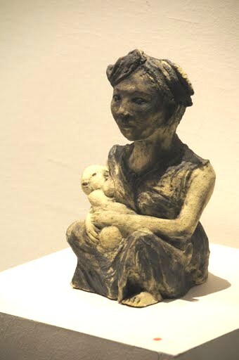 Sculpture intitulée "Femme allaitant son…" par Dominique Petit, Œuvre d'art originale, Terre cuite