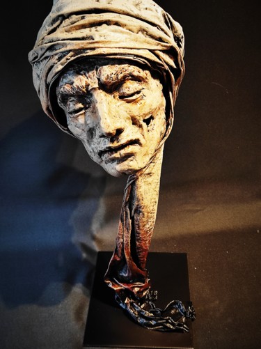 Sculptuur getiteld ""TIRED TRAVELER "" door Elena Kraft, Origineel Kunstwerk, Klei