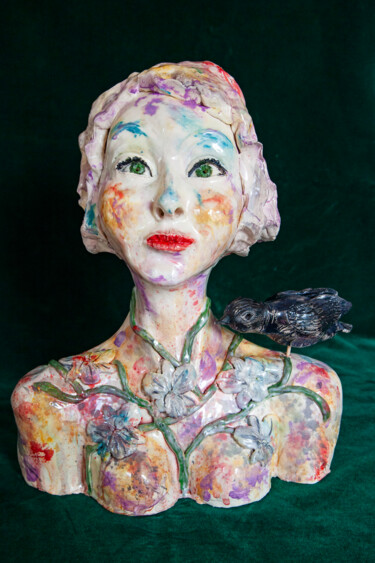 Skulptur mit dem Titel "Liliana and the bird" von Elena Uljancic, Original-Kunstwerk, Keramik