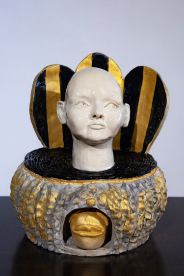 Skulptur mit dem Titel "The Whisperer" von Elena Uljancic, Original-Kunstwerk, Keramik