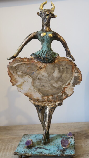 Sculpture titled "La femme taureau" by Elisabeth Brainos, Original Artwork, Bronze