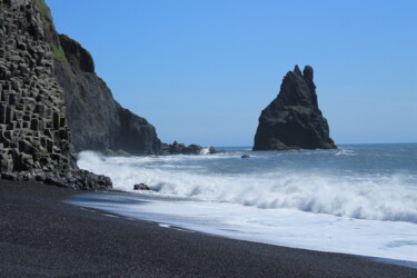 Photographie intitulée "Reynisfjara in Icel…" par Elke Matthaeus, Œuvre d'art originale