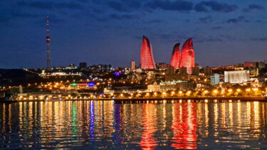 Fotografia zatytułowany „Baku by night, view…” autorstwa Emaga Travels ✈️ By Emaga.Art 🎨, Oryginalna praca, Fotografia cyfrowa