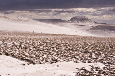 Photographie intitulée "Menhir dans la neige" par Emilie Reydon, Œuvre d'art originale