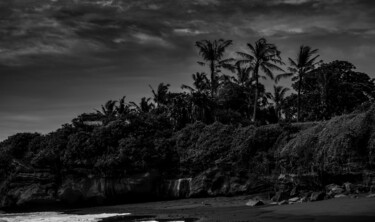 "Cliff at Black Sand…" başlıklı Fotoğraf Emir Sergo tarafından, Orijinal sanat, Fotoşopsuz fotoğraf