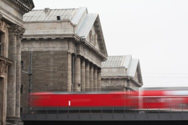 Fotografia intitolato "train and museum" da Emmanuel Jahan, Opera d'arte originale