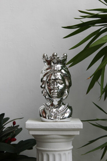 Sculptuur getiteld "Lipari Donna by ENI…" door Enigma Atelier, Origineel Kunstwerk, Steen