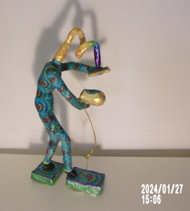 Scultura in legno art. Opere d'arte audaci e colorate. Arte 3D