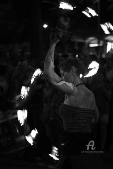 Photographie intitulée "Danseuse de feu 2" par Erealpha, Œuvre d'art originale