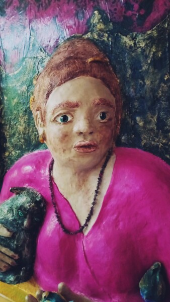 Sculpture titled "Frau in Magenta am…" by Eva Diez, Original Artwork, Clay Mounted on Wood Stretcher frame