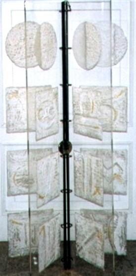 Escultura titulada "Libro dello zodiaco" por Eva Hodinova, Obra de arte original, Plástico