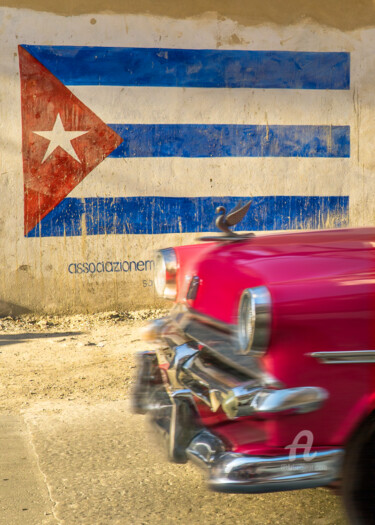 Fotografie getiteld "Cuban flag by car" door Robert Agoston, Origineel Kunstwerk, Digitale fotografie