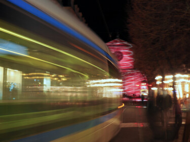 Photographie intitulée "Le tram le soir 3" par Florence Pouget-Landrieu, Œuvre d'art originale, Photographie numérique