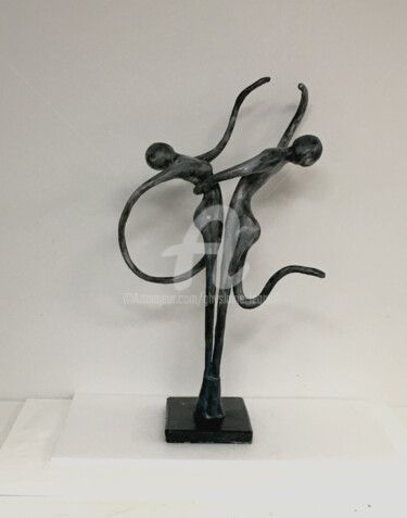 「Swing」というタイトルの彫刻 Ghyslaine Leonelliによって, オリジナルのアートワーク, 樹脂