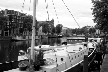 Photographie intitulée "Canal in Amsterdam" par Goutam Chakraborty, Œuvre d'art originale