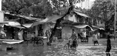 Photographie intitulée "Monsoon in Mumbai" par Goutam Chakraborty, Œuvre d'art originale
