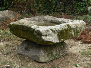 Escultura titulada "vasque aux grenouil…" por Venner Fanch, Obra de arte original, Piedra