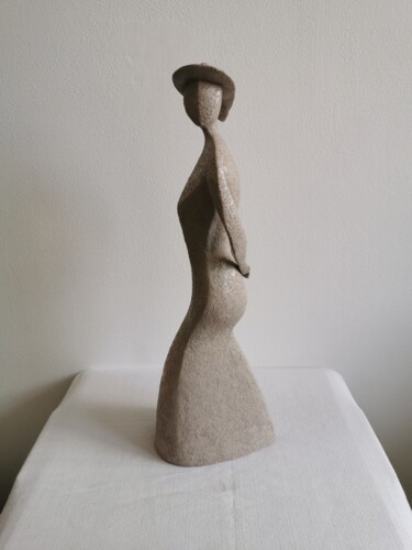 Sculpture intitulée "Madame Flâne- Beige" par Grazia Compagnino, Œuvre d'art originale, Argile
