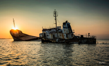 Fotografie mit dem Titel "Shipwreck" von Grigore Roibu, Original-Kunstwerk, Digitale Fotografie