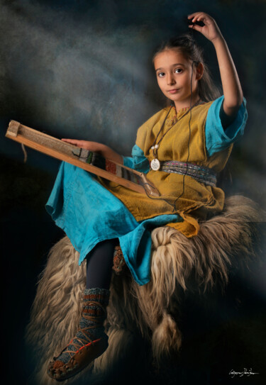 Photographie intitulée "The Little Weaver" par Grigore Roibu, Œuvre d'art originale, Impression numérique