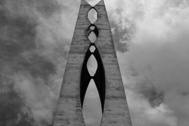 Photography titled "O Obelisco dos Pomb…" by Halder, Original Artwork, Digital Photography