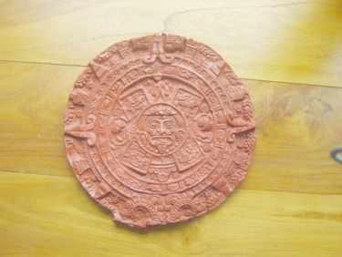 Скульптура под названием "Calendrier aztèque…" - S Eymond Laritaz, Подлинное произведение искусства