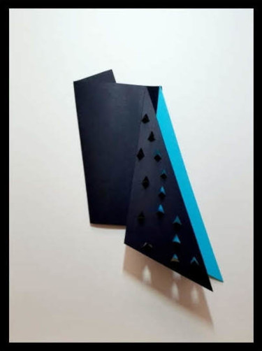 Collages getiteld "Triangular azul tur…" door Paulo Rosae, Origineel Kunstwerk, Collages Gemonteerd op Houten paneel