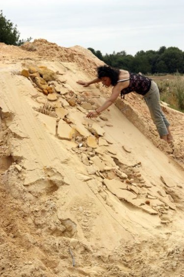 Sculpture titled "l'artiste au dessin" by Hélène Picardi, Original Artwork, Sand