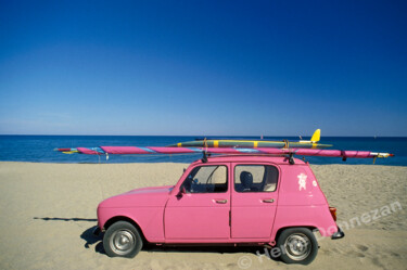 Photographie intitulée "4 L Renault plage" par Herve Donnezan, Œuvre d'art originale, Photographie argentique