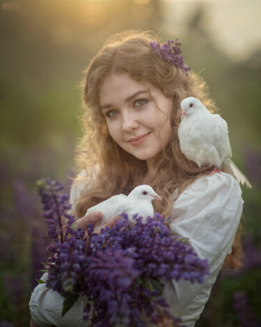 Fotografia zatytułowany „Tanya with pigeons” autorstwa Янина Ермакова, Oryginalna praca, Cyfrowy wydruk