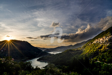 Photographie intitulée "Tramonto nel Turano" par Ilesh, Œuvre d'art originale, Photographie numérique