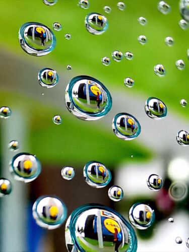 Fotografía titulada "Raindrops reflect a…" por Ingrid Blaurock, Obra de arte original, Fotografía digital