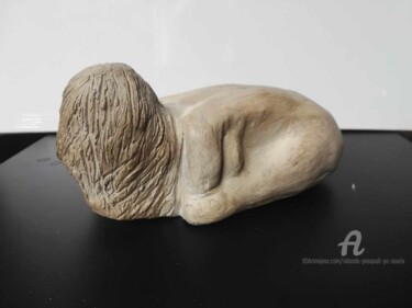 「"Femme courbée"- 1.…」というタイトルの彫刻 Iolanda Pasquali (Yo Souris)によって, オリジナルのアートワーク, テラコッタ