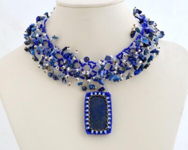 Design getiteld "Blue fluffy collar…" door Irena Zelickman, Origineel Kunstwerk, Juwelen