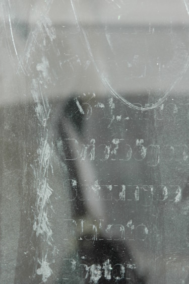 Fotografie getiteld "Letters on Window" door Irina Kromm, Origineel Kunstwerk, Digitale fotografie