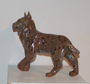 Scultura intitolato "Lynx à la patte lev…" da Isabelle Zwang, Opera d'arte originale, Ceramica