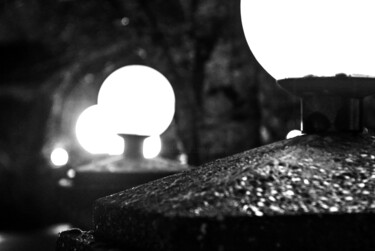Photographie intitulée "street lamps in rain" par J.D. Curry, Œuvre d'art originale
