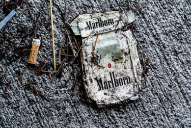摄影 标题为“cigarette.” 由J.D. Curry, 原创艺术品