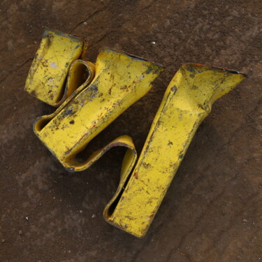 Photographie intitulée "A-DI-DAS ... jaune…" par Jacques Jégo, Œuvre d'art originale