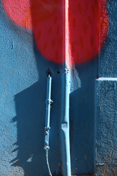 Photographie intitulée "Street Art bleu-rou…" par Jacques Jégo, Œuvre d'art originale