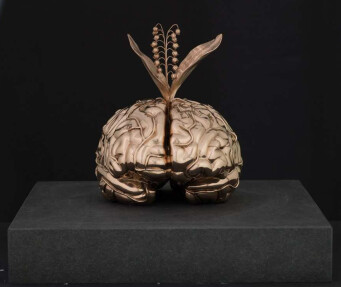 「The Brain of the 1s…」というタイトルの彫刻 Jan Fabreによって, オリジナルのアートワーク