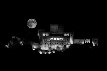 Photography titled "Lua sobre o Castelo…" by Jcarlos, Original Artwork, Digital Photography