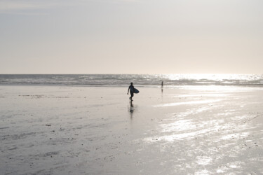 Fotografie mit dem Titel "Surfer / Newquay" von Jean-Charles Hecquet, Original-Kunstwerk, Nicht bearbeitete Fotografie