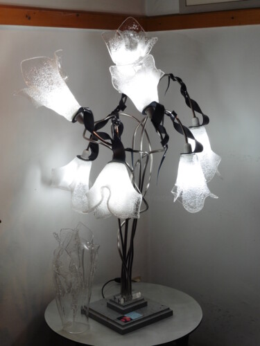 设计 标题为“Lampe 7 tulipes bla…” 由Jean Luc Masini, 原创艺术品, 玻璃