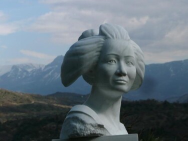 Skulptur mit dem Titel "Geisha Sen Saké" von Jean-Paul Daire, Original-Kunstwerk, Stein